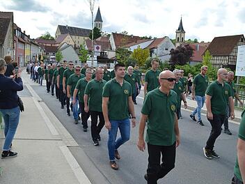 Der Festzug zum Vereinsjubiläum des ASV Forelle führte vom Dorfplatz Poppenlauer zu den Seeanlagen.