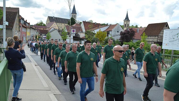 Der Festzug zum Vereinsjubiläum des ASV Forelle führte vom Dorfplatz Poppenlauer zu den Seeanlagen.