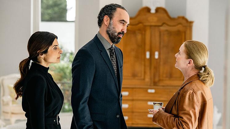 Anne Fuchs (Lina Wendel, rechts) befragt den saudischen Diplomaten akim Al-Hassani (Samir Fuchs) und seine Frau Zahra (Sarah Sandeh).