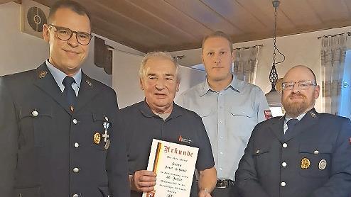 Josef Schmitt (mit Urkunde) wurde f&uuml;r 50 Jahre Mitgliedschaft bei der Feuerwehr Debring geehrt.