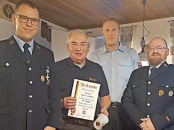 Josef Schmitt (mit Urkunde) wurde f&uuml;r 50 Jahre Mitgliedschaft bei der Feuerwehr Debring geehrt.