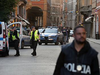 Auto f&auml;hrt in Modena in Menschenmenge