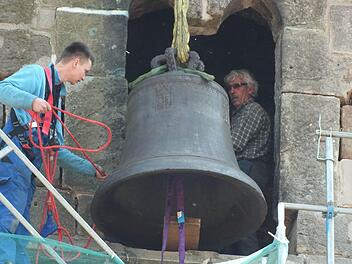 Um die Glocken wieder unbeschadet in den Turm zu bekommen, war sehr genaues Arbeiten nötig. Fotos: Manfred Welker
