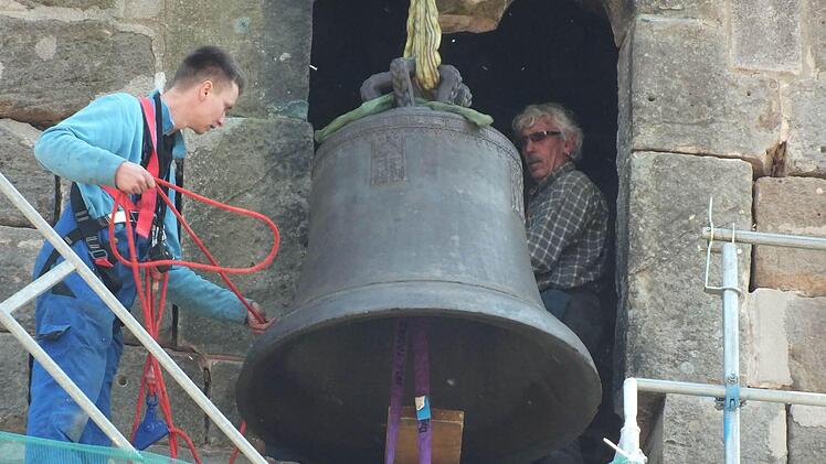 Um die Glocken wieder unbeschadet in den Turm zu bekommen, war sehr genaues Arbeiten nötig. Fotos: Manfred Welker