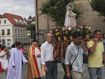 Angeführt von der Mutter Gottes und den beiden Pfarrern Leguid Rodel und Pfarrer Otmar Pottler (von links) bewegte sich die Prozession durch die Stadt. Fotos: Günther Geiling