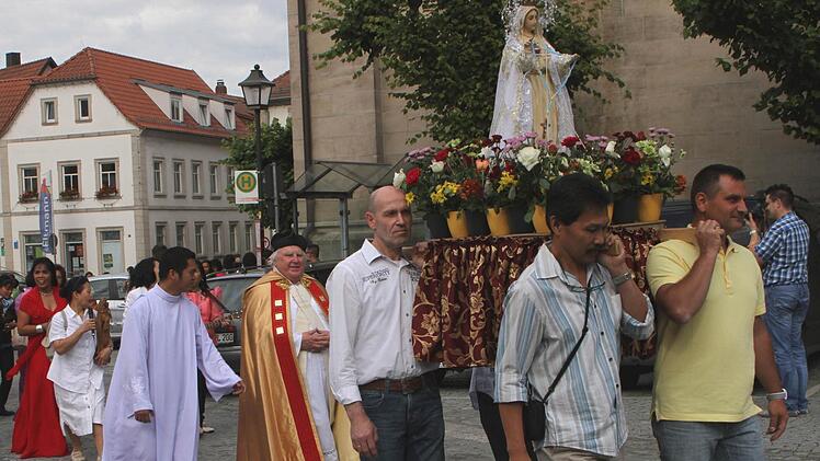 Angeführt von der Mutter Gottes und den beiden Pfarrern Leguid Rodel und Pfarrer Otmar Pottler (von links) bewegte sich die Prozession durch die Stadt. Fotos: Günther Geiling