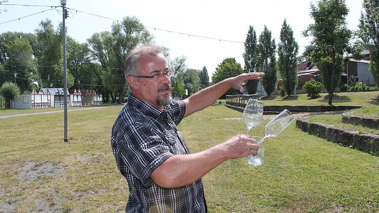 Roland Mahr erklärt den diesjährigen Aufbau des Sander Weinfests. In der Hand hält er drei der 15 000 neu bestellten Gläser.  Fotos: Katja Müller
