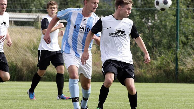 Der Dörfleinser Domenique Will (rechts) hat die bessere Position zum Ball als der Rattelsdorfer Patrick Heathfield. Foto: sportpress