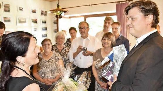 Mit einem großen Geschenkkorb verabschiedeten die Kirchenvorstände von Dörflis und Köslau Pfarrer Peter Hohlweg.
