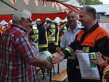 Kommandant Stefan Liebl (rechts) und Bürgermeister Jürgen Kohmann (Mitte) verabschieden Hermann Gummerum aus dem aktiven Dienst. Foto: Matthias Einwag