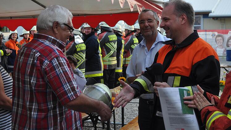 Kommandant Stefan Liebl (rechts) und Bürgermeister Jürgen Kohmann (Mitte) verabschieden Hermann Gummerum aus dem aktiven Dienst. Foto: Matthias Einwag