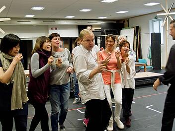 Gastregisseur Tobias Materna probt mit den Frauenstimmen des Coburger Theaterchors und Niklaus Scheibli eine Szene aus Paul Abrahams "Ball im Savoy".Foto: Jochen Berger
