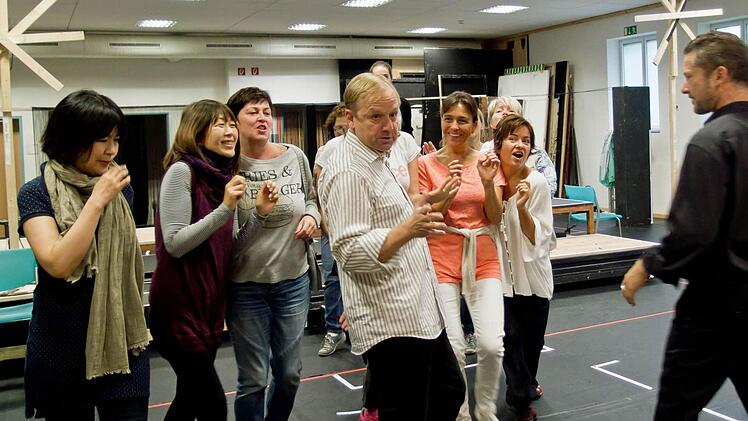 Gastregisseur Tobias Materna probt mit den Frauenstimmen des Coburger Theaterchors und Niklaus Scheibli eine Szene aus Paul Abrahams "Ball im Savoy".Foto: Jochen Berger