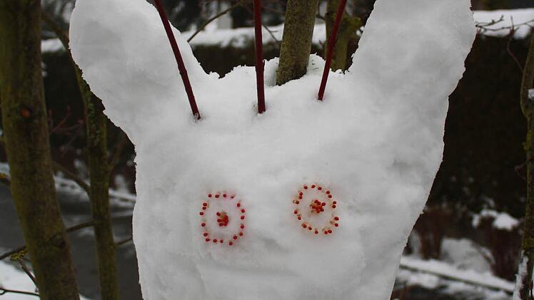 "Der Teufel mit den drei goldenen Haaren" - aus Schnee, Rotem Hartriegel und Streichhölzern Foto: Hubert Kolling