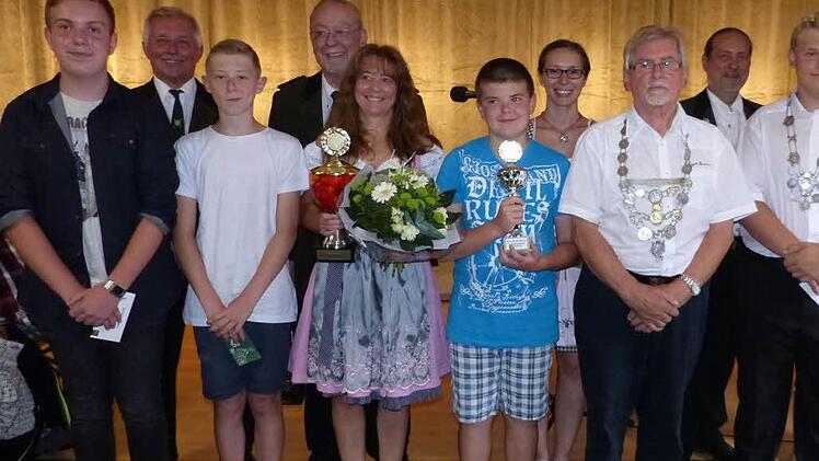 Die neuen Majestäten und Offiziellen (von links): Julian Ringsdorf, Schützenmeister Rudi Krämer, Florian Müller, Dietmar Burghofer, Bürgerkönigin Donna Täffner, Jungbürgerkönig Xaver Müller, Karolin Krämer, Hauptkönig Helmut Strößner, Schützenkaiser Werner Herrmann, Jugendkönig Christian Hohenberger, Dieter Hohenberger und Vorsitzender Roland Burghofer. Fotos: Klaus-Peter Wulf