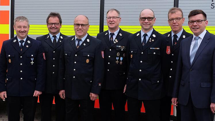 Bürgermeister Armin Warmuth (rechts) verabschiedete (von links): Robert Gerlach, Martin Hufnagel, Manfred Brönner, Benno Zellhan, Dieter Ebert und Edmund Schaupp aus dem Kommandantendienst. Foto: Gerd Schaar