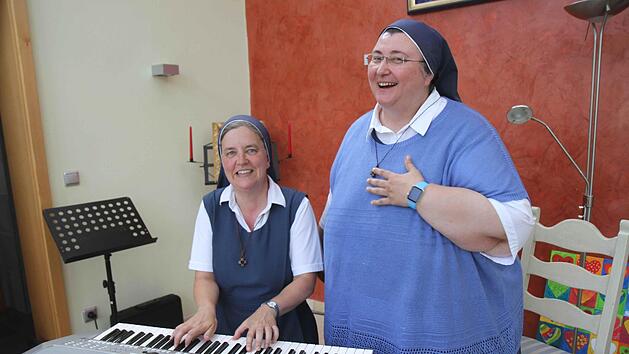 Schwester Teresa (rechts) &uuml;bt mit Schwester Claudia f&uuml;r ihren Auftritt am Sonntag. Foto: Richard S&auml;nger