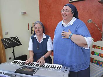 Schwester Teresa (rechts) übt mit Schwester Claudia für ihren Auftritt am Sonntag. Foto: Richard Sänger