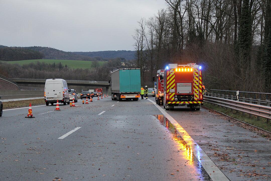 Baum stürzt bei heftigem Sturm auf Autobahn
