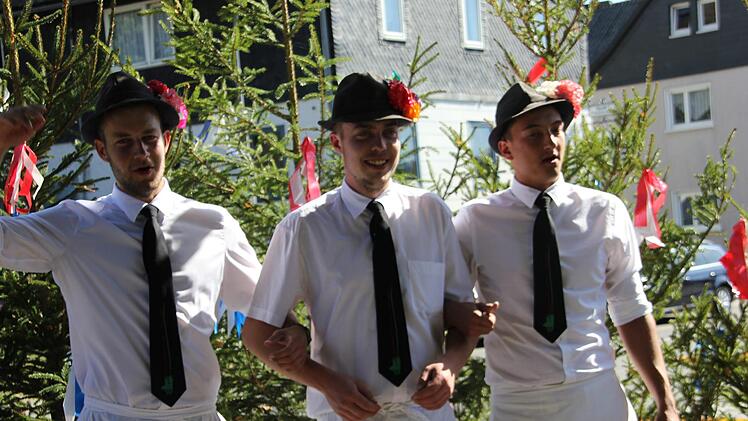 Umzug und Plantanz: Brauchtum wird in Kehlbach groß geschrieben. Wir zeigen Impressionen von der Trachtenkirchweih 2018. Foto: Veronika Schadeck