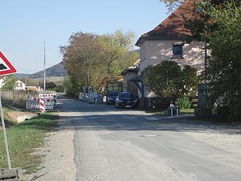 Die Straße "Am Bahnhof" (Foto), die durch die Erschließung des Neubaugebiets litt, erhält eine Sanierung. Foto: Winfried Ehling