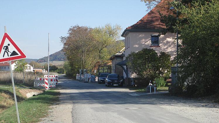Die Straße "Am Bahnhof" (Foto), die durch die Erschließung des Neubaugebiets litt, erhält eine Sanierung. Foto: Winfried Ehling