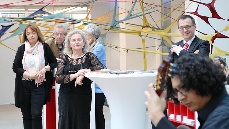 Musikalische Akzente setzte der Gitarrist Michael Burbano. Bild Mitte: Die Künstlerin Monika Ortmann, die bis 7. Juni in der Schalterhalle der Sparkasse ausstellt.