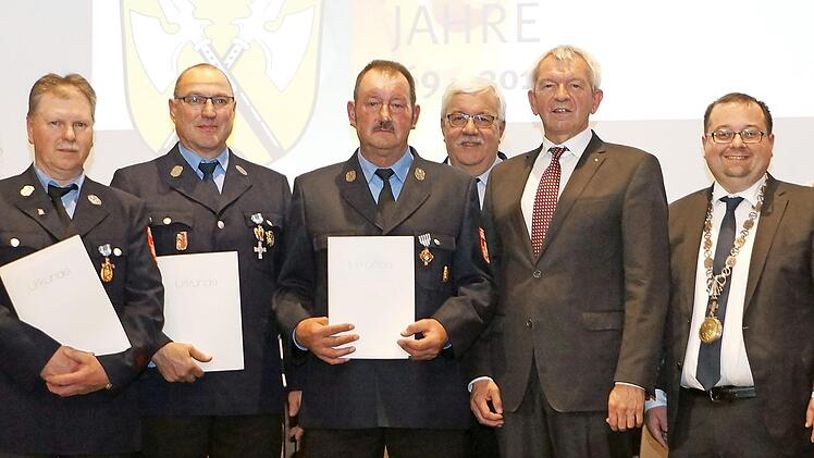 Auf dem Ehrungsfoto sind (mit Urkunden v. l.) Michael Förtsch, Karl-Werner Leikheim und Erhard Groh zu sehen. Foto: Johannes Michel