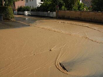 Das Wasser aus dem Mesnergraben überschwemmt die Dorfhauser Straße. Foto: privat