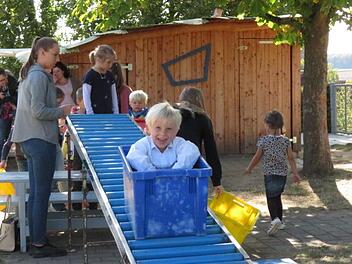 Stets gut besucht war die Kastenrutsche bei der 25-Jahr-Feier des Döringstadter Kindergartens St. Martin. Foto: Monika Schütz
