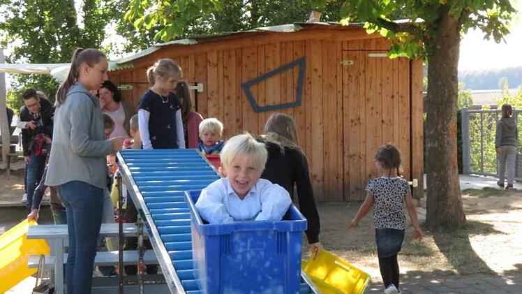 Stets gut besucht war die Kastenrutsche bei der 25-Jahr-Feier des Döringstadter Kindergartens St. Martin. Foto: Monika Schütz