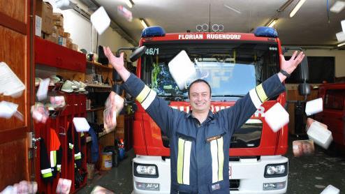 Auch wenn Franz Schnaubelt die neu geschaffenen Bierfilze in die Luft wirft: Eine Luftnummer ist die Bierfilzkampagne der Rugendorfer Feuerwehr keineswegs. Binnen weniger Wochen hat der Verein 13 neue Mitglieder damit werben k&ouml;nnen.  Foto: privat
