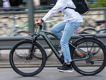 Ungewöhnlich dreister Diebstahl in Würzburg: Mann bestiehlt Radfahrerin während der Fahrt