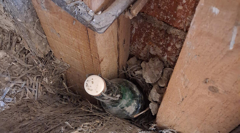 Mellrichstadt: Arbeiter finden 76 Jahre alte Flaschenpost bei Sanierung