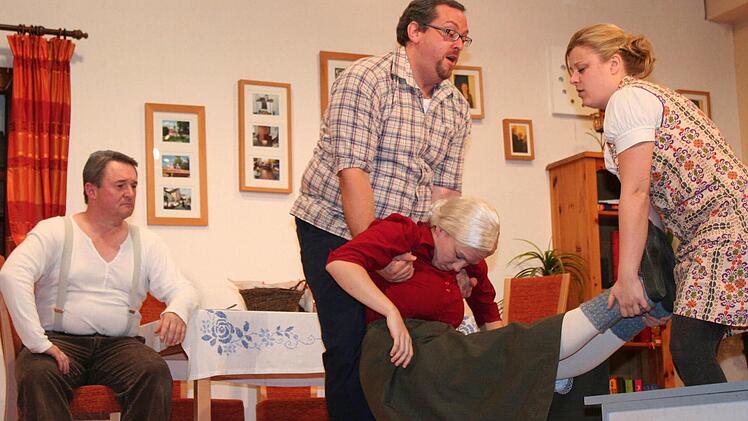 Die vermeintlich tote Tante muss weg, denn Tote bekommen keinen Lottogewinn. Im Bild Markus Ruhmann, Wolli Weinkauf, Katharina Looshorn, Linda Singer (von links) Fotos: Evi Seeger