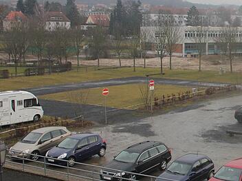 Die weite Freifläche zwischen Wohnmobilstellplatz (links) und den Schulen gegenüber, durch den Abtrag des Bahndammes entstanden, ist vielen TWG-Verantwortlichen ein Dorn im Auge. Außerdem fürchten sie, dass der künftige Baulärm die Urlaubsgäste abschreckt. Die Tourismus- und Werbegemeinschaft fordert einen Holzzaun als Ersatz für den Bahndamm. Foto: Ralf Kestel