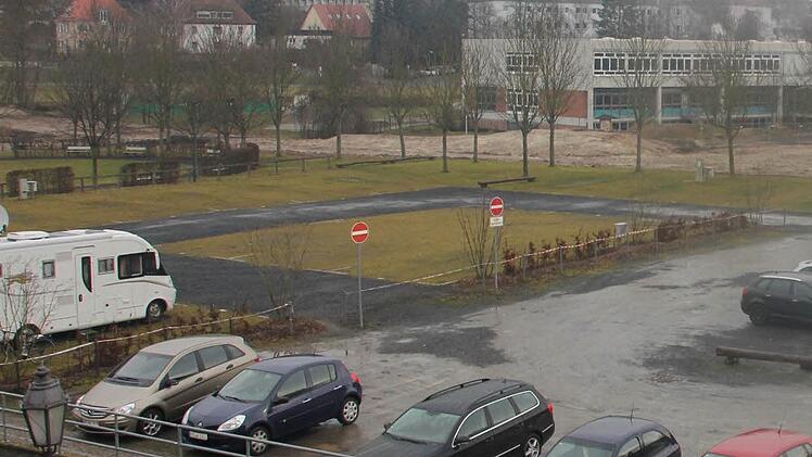 Die weite Freifläche zwischen Wohnmobilstellplatz (links) und den Schulen gegenüber, durch den Abtrag des Bahndammes entstanden, ist vielen TWG-Verantwortlichen ein Dorn im Auge. Außerdem fürchten sie, dass der künftige Baulärm die Urlaubsgäste abschreckt. Die Tourismus- und Werbegemeinschaft fordert einen Holzzaun als Ersatz für den Bahndamm. Foto: Ralf Kestel