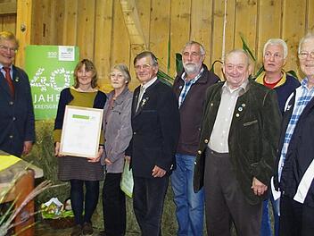 Ehrungen bei der BN-Kreisgruppe Kronach - das Bild zeigt (von links) Bundes- und Landesvorsitzenden Hubert Weiger, Kreisvorsitzende Elisabeth Hoffmann, Hella Krist, Hubert Falat, Uwe Längenfelder, Fritz Müller, Hans Krist und Adolf Beier. Fotos: Heike Schülein