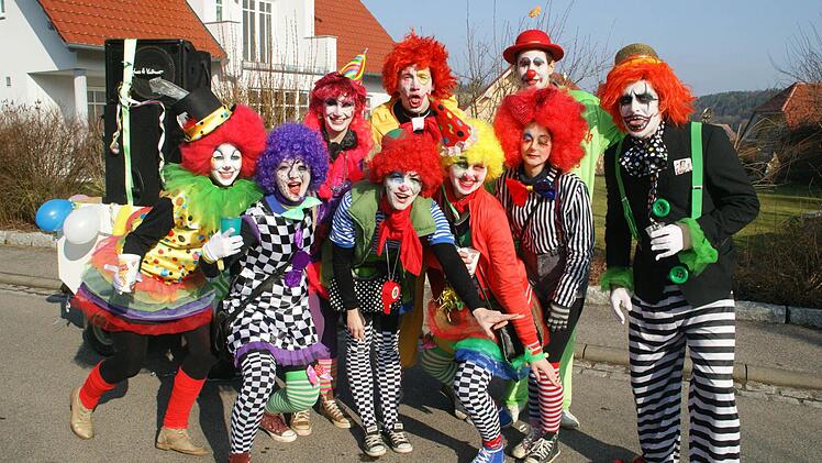 Clowns waren im Oberauracher Zug in diesem Jahr ganz stark vertreten, hier die Gruppe Fritzmann.