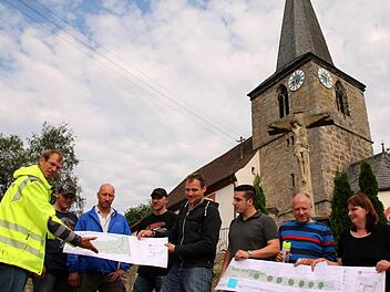 Die einzelnen Pläne für die Dorferneuerungsmaßnahmen in Oberelldorf stellte Projektleiter Michael Ullwer am Mittwoch Bürgermeister Martin Mittag (Bildmitte) und interessierten Bürgern vor. Foto: Bettina Knauth