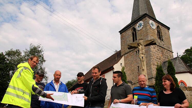 Die einzelnen Pläne für die Dorferneuerungsmaßnahmen in Oberelldorf stellte Projektleiter Michael Ullwer am Mittwoch Bürgermeister Martin Mittag (Bildmitte) und interessierten Bürgern vor. Foto: Bettina Knauth