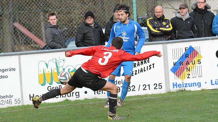 Kritisch beäugt: Harald Bayer (FC Fuchsstadt) beim Rettungsversuch gegen den Unterpleichfelder Andreas Flockerzi. Foto: ssp