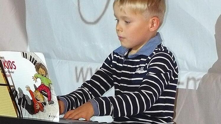 Dominik Werner spielte "Jingle Bells" schon sehr gekonnt. Foto: Klaus-Peter Wulf