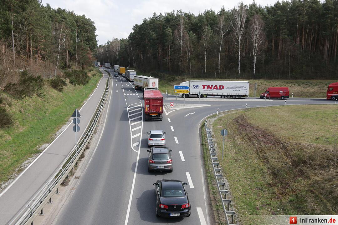 Der Lkw-Unfall auf der A3 sorgt für Verkehrschaos auf der B505