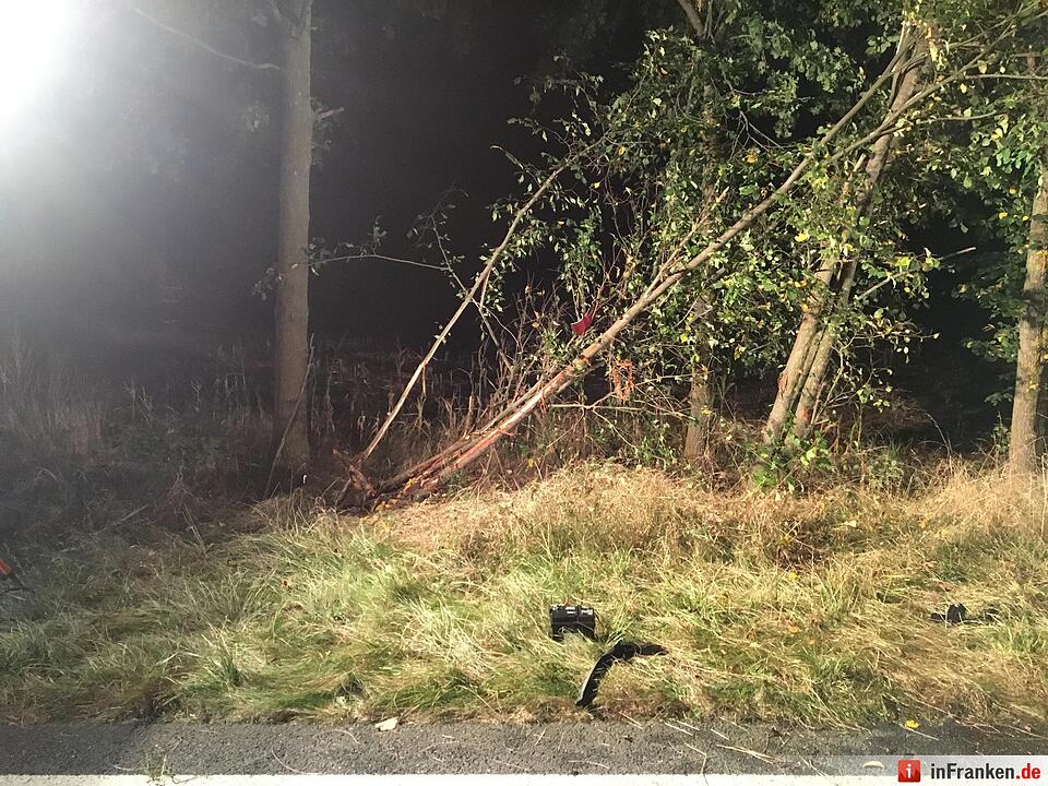 Pkw kracht in Baumgruppe und überschlägt sich bei Ödenreuth