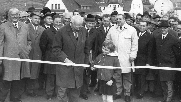 Im September 1965 schneidet die achtjährige Gabriele Hofmann mit dem damaligen OB Walter Langer das Band für den Heimatring durch.