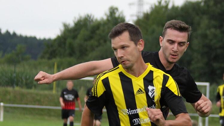 Wimmelbachs Co-Trainer Simon Schwarzenbach (li.) läuft Marc Baumann ab.