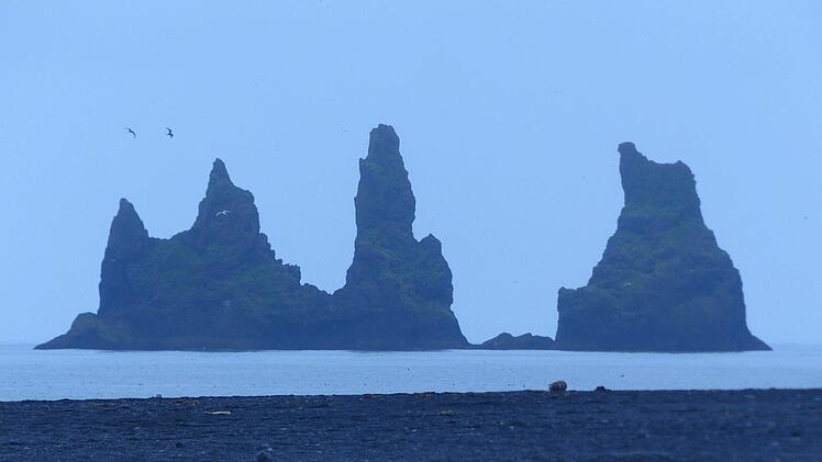 Wie gigantische Trolle wirken die bizarren Felsen unweit des Lavastrandes an der S&uuml;dk&uuml;ste. Foto: privat