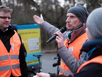 Florian Gräf, Technischer Leiter des Zweckverbands Stub, erläuterte die Unterschiede der Streckenführungen.  Foto: Phillip Baumgärtner