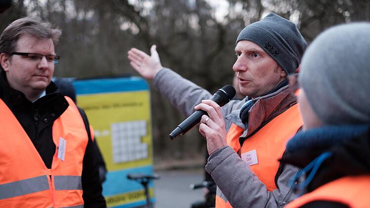 Florian Gräf, Technischer Leiter des Zweckverbands Stub, erläuterte die Unterschiede der Streckenführungen.  Foto: Phillip Baumgärtner